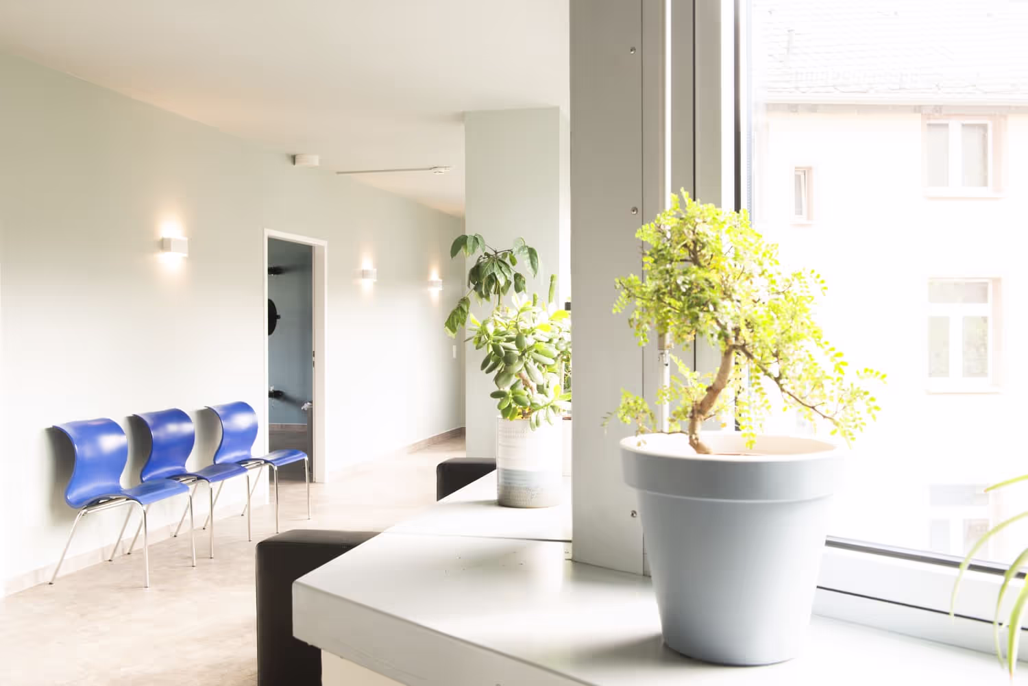 Therapeut, der einen verletzten Mann mit der Rotatorenmanschetten-Dehnungsmethode behandelt.