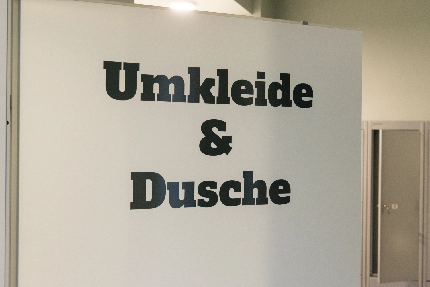 Physiotherapeutin klebt Kinesio-Tape auf den unteren Rücken einer Patientin.