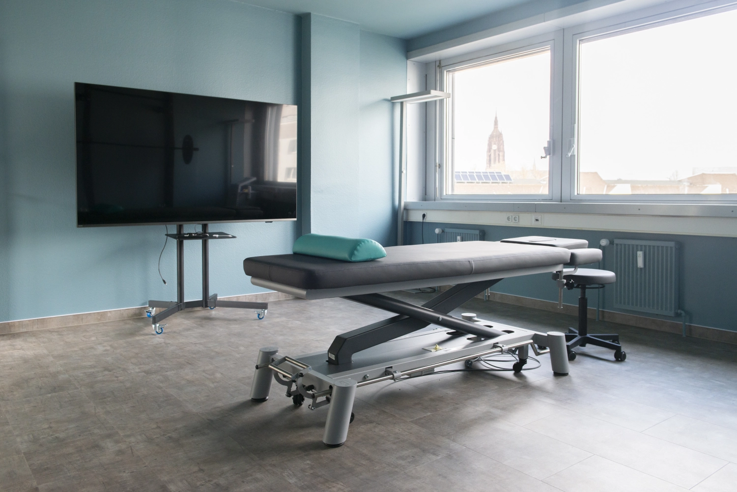 Körpermassage im Spa. Physiotherapie Rückenschmerzen Übungen.